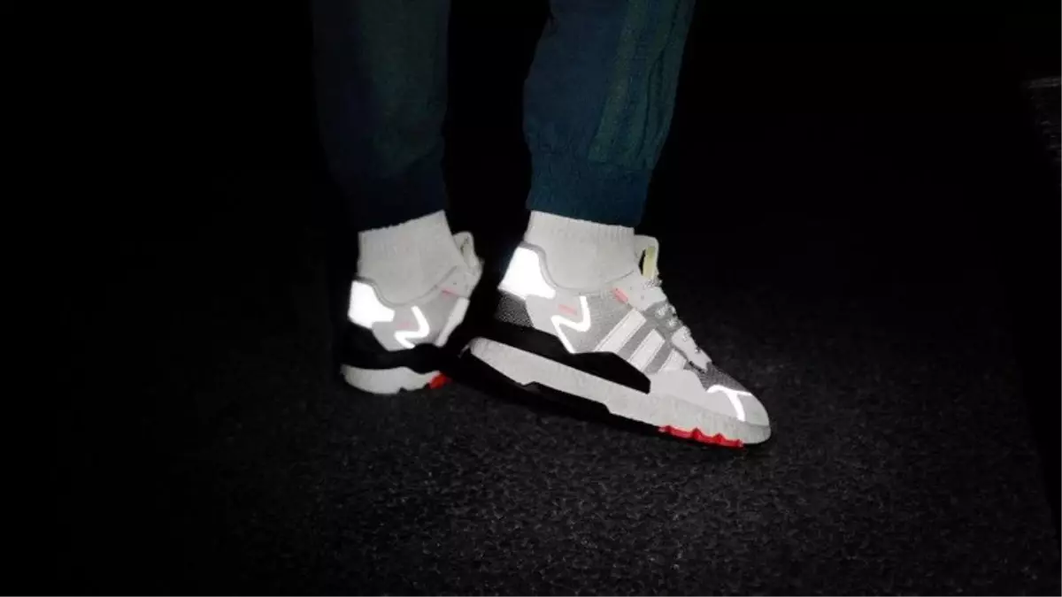 Adidas'ın Twitter'da Yalnızca Gece Modunda Görünen Emojisi