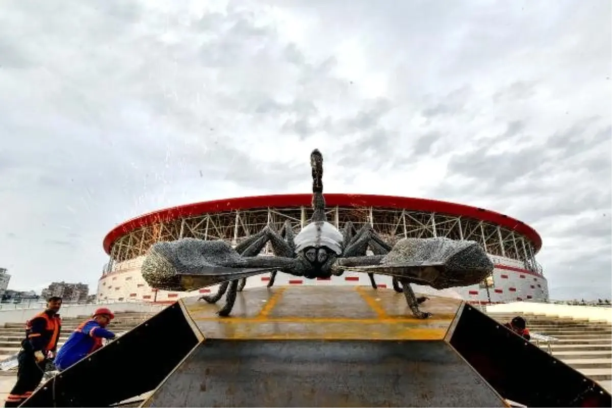 Antalyaspor'a Dev Akrep Heykeli