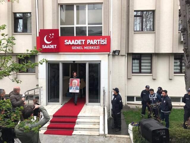 Fatih Erbakın'ın Şikayeti Üzerine Haczedilen Binada, Necmettin Erbakan'ın Fotoğrafı da Söküldü