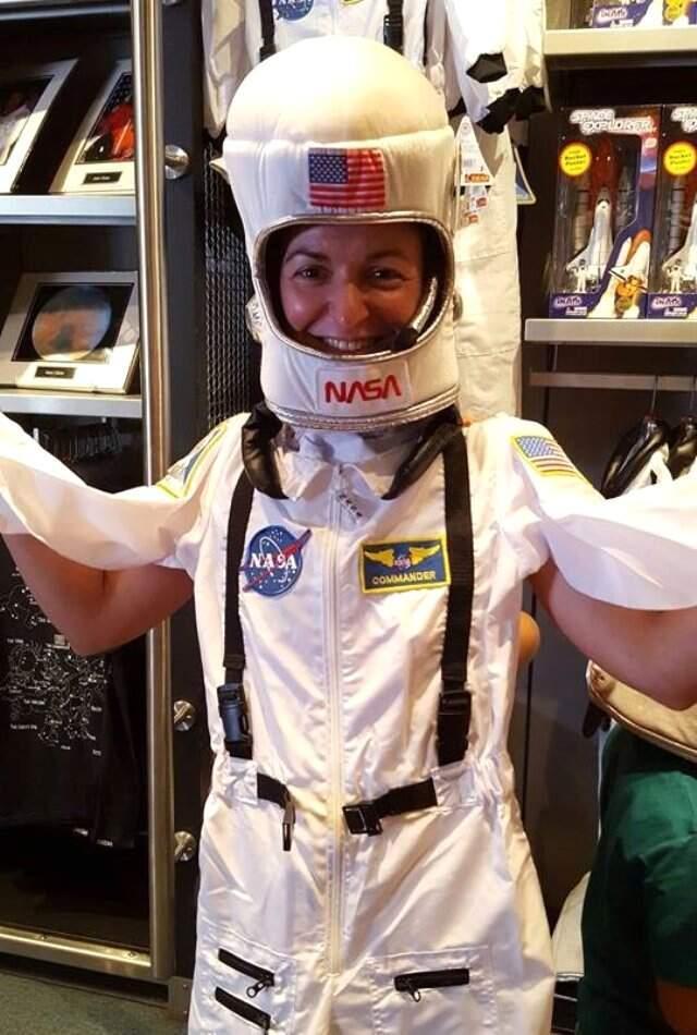 Feryal Özel Kimdir?