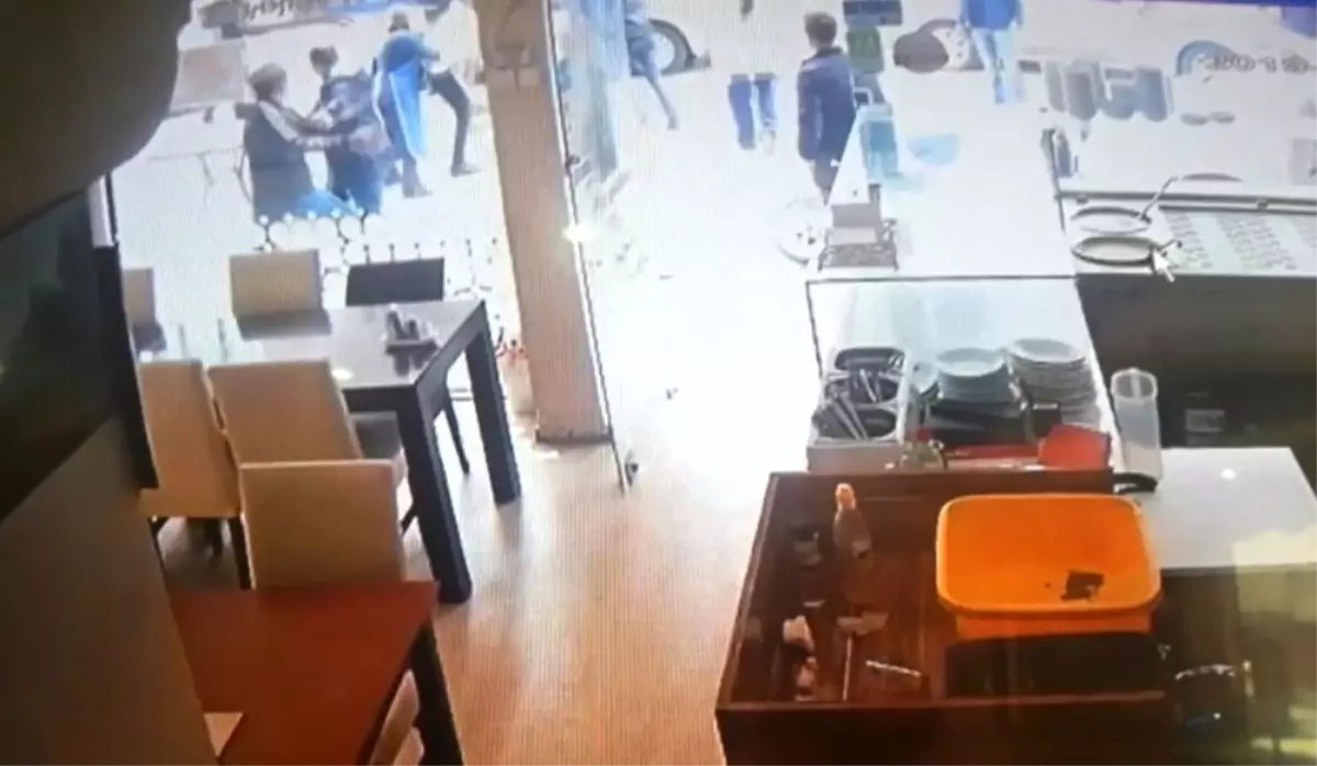 İstanbul'da Sokak Ortasında Uçan Tekmeli Meydan Kavgası Kamerada