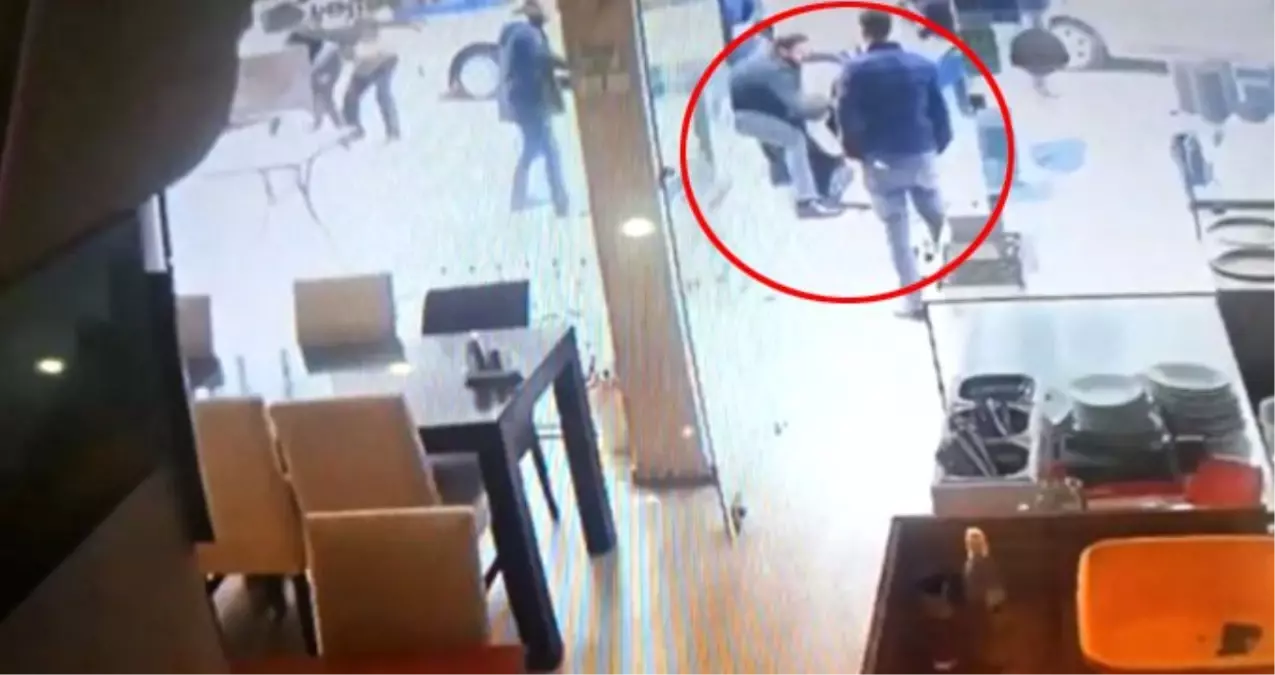 İstanbul'da Sokak Ortasında Uçan Tekmeli Meydan Kavgası Kameralara Yansıdı