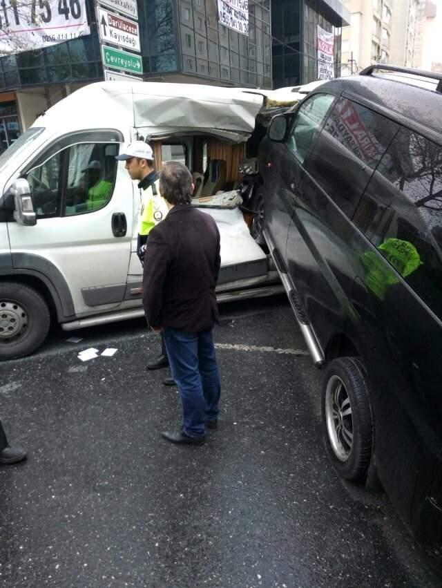 MinibÃ¼s servis aracÄ±na adeta ok gibi saplandÄ± ile ilgili gÃ¶rsel sonucu