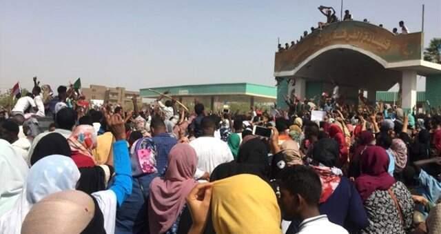 Ordu'nun Yönetime El Koyduğu Sudan'da Binlerce Kişi Karargaha İlerliyor