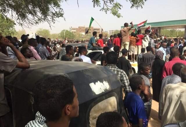 Ordu'nun Yönetime El Koyduğu Sudan'da Binlerce Kişi Karargaha İlerliyor