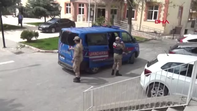 Adıyaman 40 Yıllık Eşini, Kafasına Keserle Vurarak Öldüren Kadın Tutuklandı Adıyaman 40 Yıllık Eşini, Kafasına Keserle Vurarak Öldüren Kadın Tutuklandı
