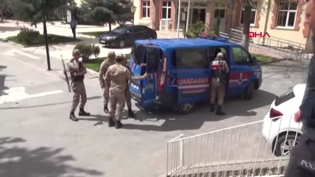 Adıyaman 40 Yıllık Eşini, Kafasına Keserle Vurarak Öldüren Kadın Tutuklandı Adıyaman 40 Yıllık Eşini, Kafasına Keserle Vurarak Öldüren Kadın Tutuklandı