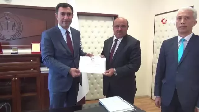 Başkan Otgöz 2. Dönem İçin Mazbatasını Aldı Başkan Otgöz 2. Dönem İçin Mazbatasını Aldı