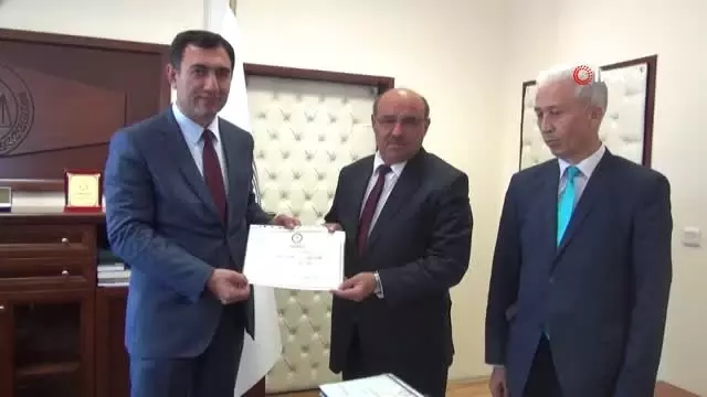 Başkan Otgöz 2. Dönem İçin Mazbatasını Aldı Başkan Otgöz 2. Dönem İçin Mazbatasını Aldı
