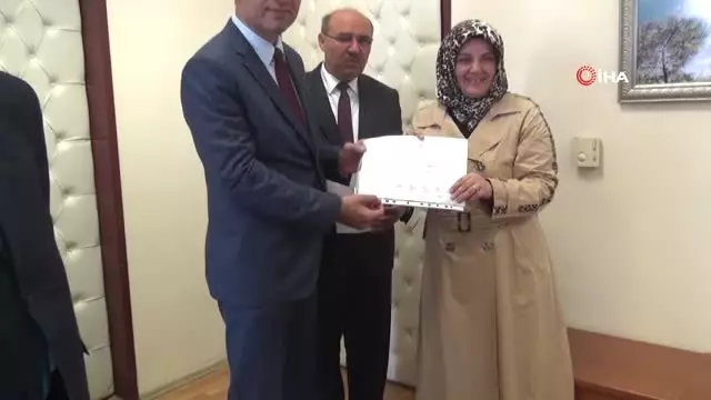 Başkan Otgöz 2. Dönem İçin Mazbatasını Aldı Başkan Otgöz 2. Dönem İçin Mazbatasını Aldı