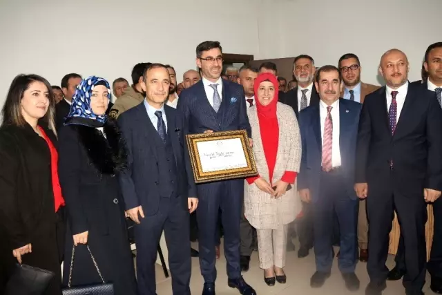 Bitlis Belediye Başkanı Tanğlay Mazbatasını Aldı Bitlis Belediye Başkanı Tanğlay Mazbatasını Aldı