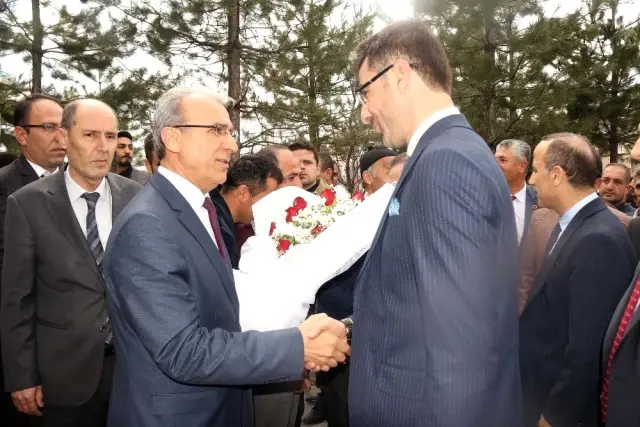 Bitlis Belediye Başkanı Tanğlay Mazbatasını Aldı Bitlis Belediye Başkanı Tanğlay Mazbatasını Aldı