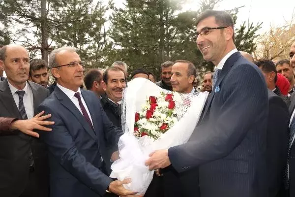 Bitlis'te AK Parti'li Tanğlay, Mazbatasını Alarak Göreve Başladı Bitlis'te AK Parti'li Tanğlay, Mazbatasını Alarak Göreve Başladı
