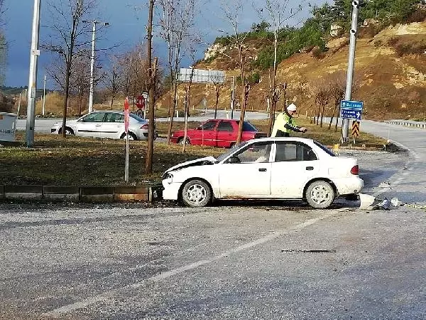Bursa'da Kamyon ile Otomobil Çarpıştı: 1 Ölü, 1 Yaralı