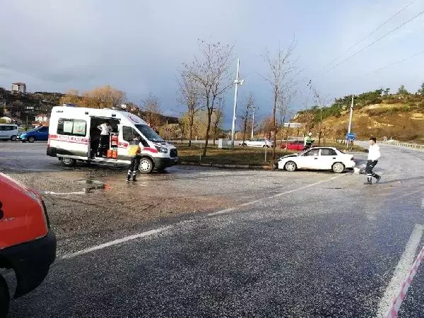 Bursa'da Kamyon ile Otomobil Çarpıştı: 1 Ölü, 1 Yaralı