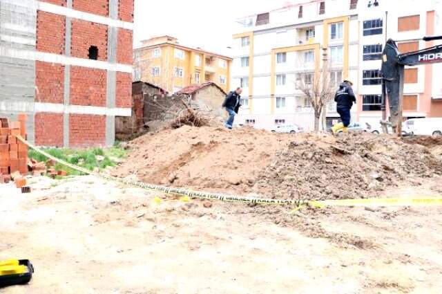 İnşaatın Temel Kazısında İnsan Kafatası ve Kemikleri Bulundu