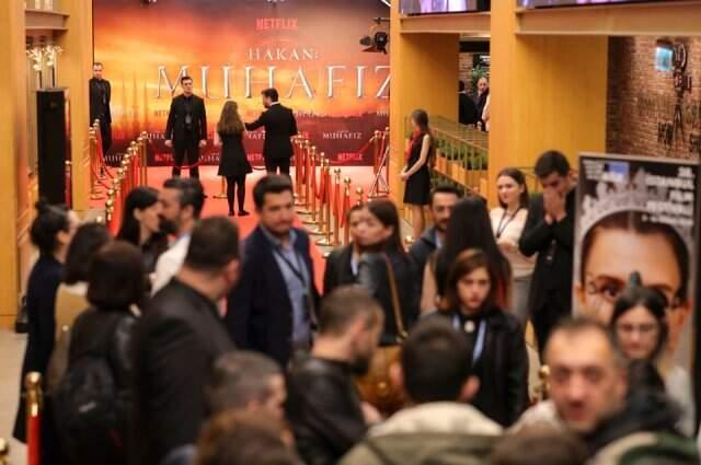 Muhafız Yeni Sezon Galasında Basın Mensupları Geceye Protesto Etti