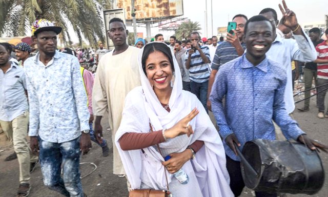 Sudan'daki Hareketin Sembolü Bayandan Yeni Görüntü