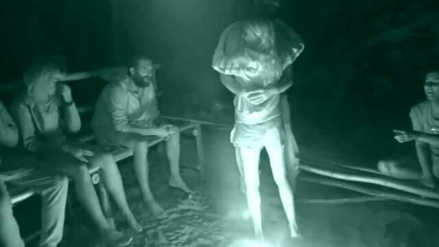 Survivor 2019'da Hikmet ile Ria'dan Ateş Başında Romantik Dans!