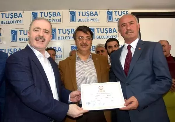 Tuşba'da Hdp'li Adayın Yerine Mazbata Alan Ak Parti'li Göreve Başladı Tuşba'da Hdp'li Adayın Yerine Mazbata Alan Ak Parti'li Göreve Başladı