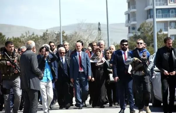 Tuşba'da Hdp'li Adayın Yerine Mazbata Alan Ak Parti'li Göreve Başladı Tuşba'da Hdp'li Adayın Yerine Mazbata Alan Ak Parti'li Göreve Başladı