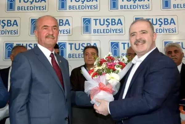 Tuşba'da Hdp'li Adayın Yerine Mazbata Alan Ak Parti'li Göreve Başladı Tuşba'da Hdp'li Adayın Yerine Mazbata Alan Ak Parti'li Göreve Başladı