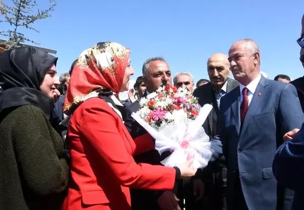 Tuşba'da Hdp'li Adayın Yerine Mazbata Alan Ak Parti'li Göreve Başladı Tuşba'da Hdp'li Adayın Yerine Mazbata Alan Ak Parti'li Göreve Başladı