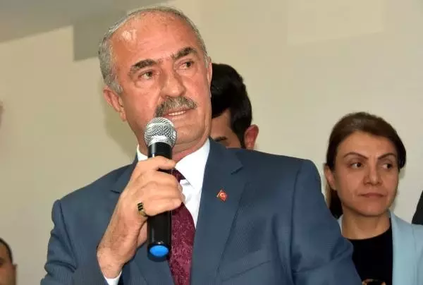 Tuşba'da Hdp'li Adayın Yerine Mazbata Alan Ak Parti'li Göreve Başladı Tuşba'da Hdp'li Adayın Yerine Mazbata Alan Ak Parti'li Göreve Başladı