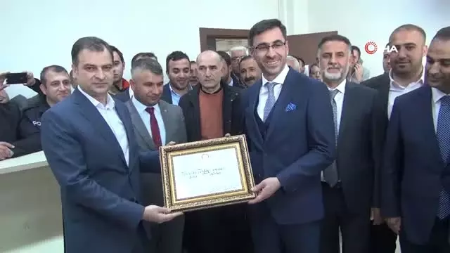 Bitlis Belediye Başkanı Tanğlay Mazbatasını Aldı Bitlis Belediye Başkanı Tanğlay Mazbatasını Aldı