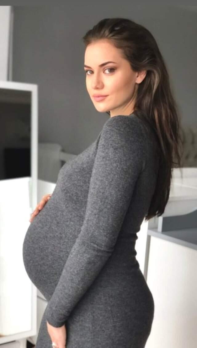 Bomba İddia! Fahriye Evcen Doğuma Girdi