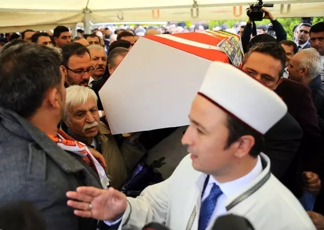 Can Bartu Son Yolculuğuna Uğurlandı Can Bartu Son Yolculuğuna Uğurlandı