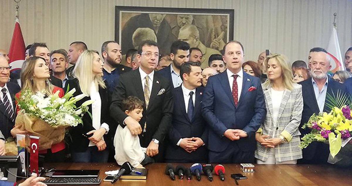 Ekrem İmamoğlu, Mazbatasını Alan Beylikdüzü Belediye Başkanı'na Görevi Devretti