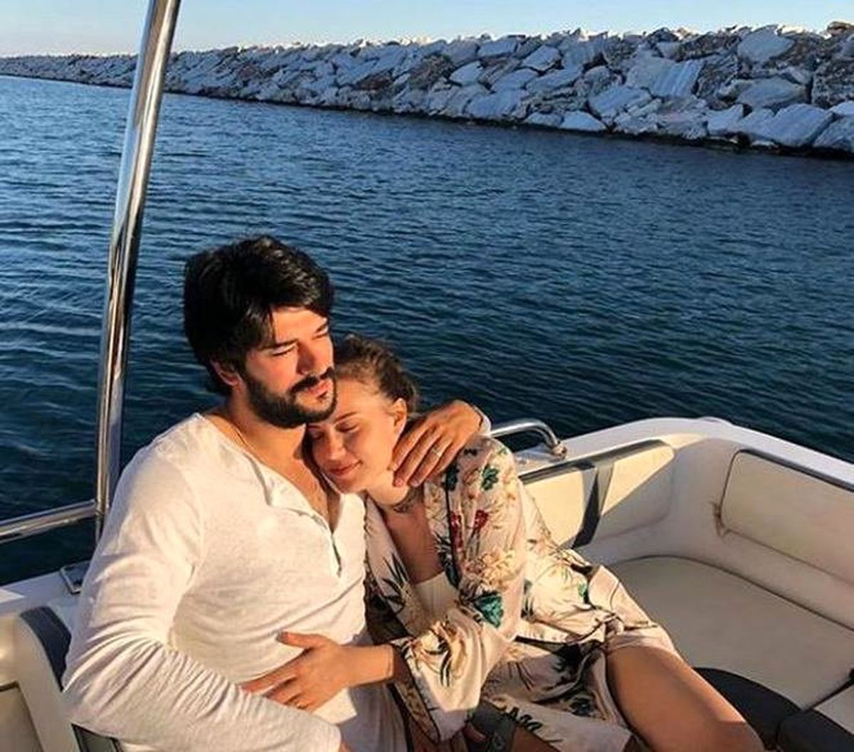 Fahriye Evcen ve Burak Özçivit Çiftinin En Mutlu Günü! Bebekleri Dünyaya Geldi