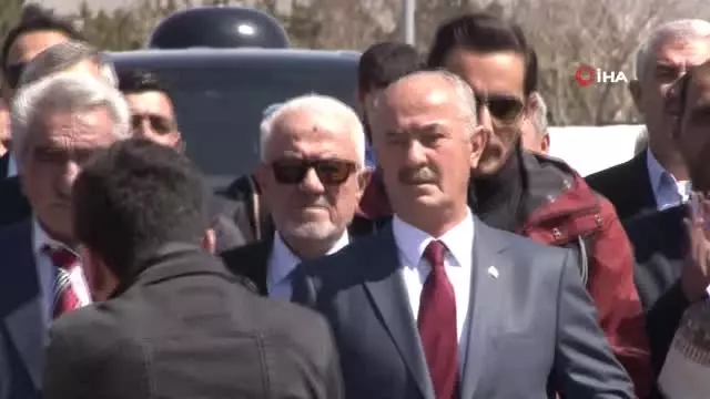 Khk ile İhraç Edilen Hdp'li Berki'nin Yerine AK Parti'li Salih Akman Mazbatayı Aldı Khk ile İhraç Edilen Hdp'li Berki'nin Yerine AK Parti'li Salih Akman Mazbatayı Aldı