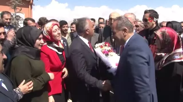 Khk ile İhraç Edilen Hdp'li Berki'nin Yerine AK Parti'li Salih Akman Mazbatayı Aldı Khk ile İhraç Edilen Hdp'li Berki'nin Yerine AK Parti'li Salih Akman Mazbatayı Aldı