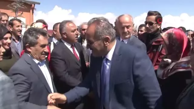 Khk ile İhraç Edilen Hdp'li Berki'nin Yerine AK Parti'li Salih Akman Mazbatayı Aldı Khk ile İhraç Edilen Hdp'li Berki'nin Yerine AK Parti'li Salih Akman Mazbatayı Aldı