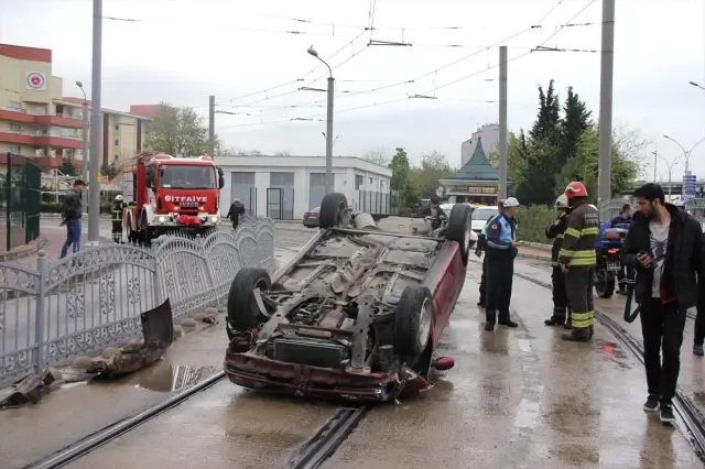 Kocaeli'de Tramvay Yoluna Giren Otomobil Devrildi: 1 Yaralı