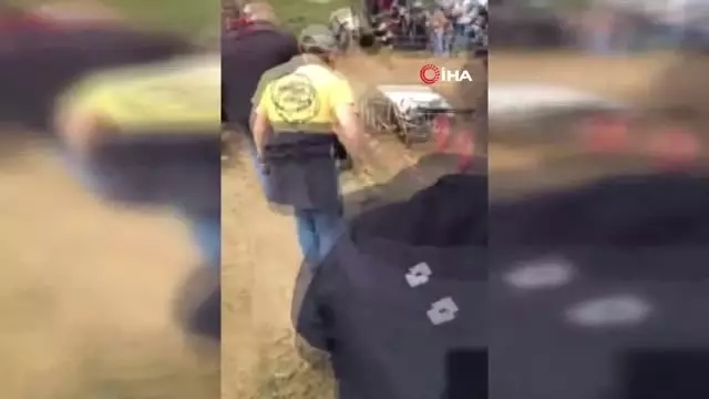 Off-Roadçıların Çamurla Mücadelesi Nefesleri Kesti Off-Roadçıların Çamurla Mücadelesi Nefesleri Kesti