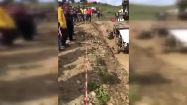 Off-Roadçıların Çamurla Mücadelesi Nefesleri Kesti Off-Roadçıların Çamurla Mücadelesi Nefesleri Kesti