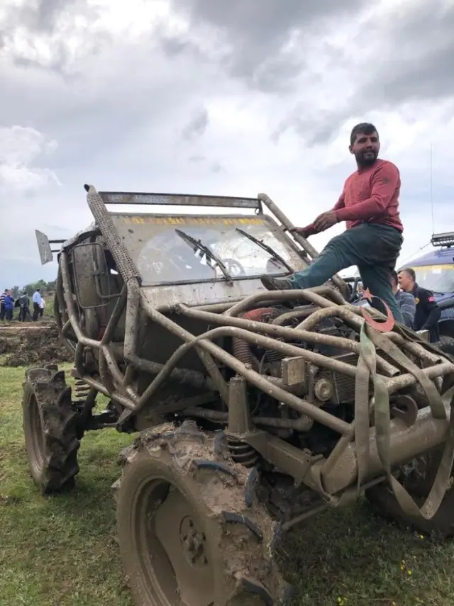 Off-Roadçıların Çamurla Mücadelesi Nefesleri Kesti Off-Roadçıların Çamurla Mücadelesi Nefesleri Kesti
