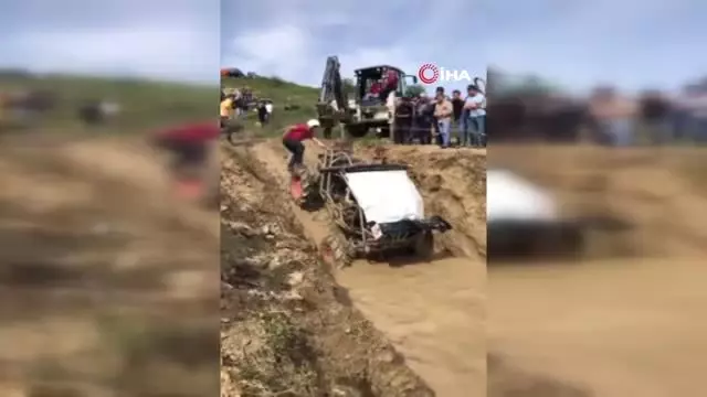 Off-Roadçıların Çamurla Mücadelesi Nefesleri Kesti Off-Roadçıların Çamurla Mücadelesi Nefesleri Kesti