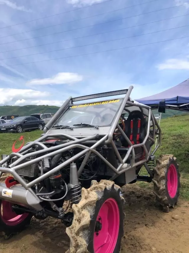 Off-Roadçıların Çamurla Mücadelesi Nefesleri Kesti Off-Roadçıların Çamurla Mücadelesi Nefesleri Kesti