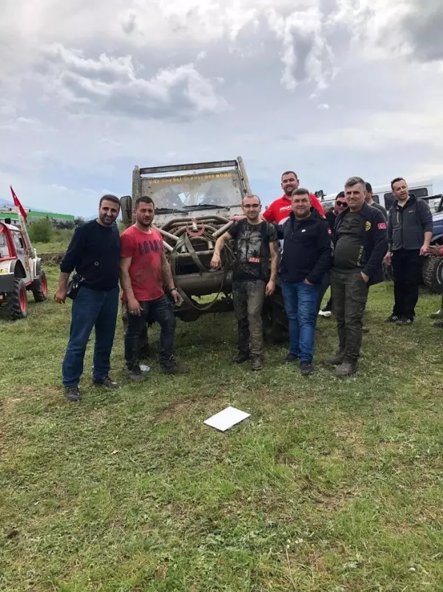 Off-Roadçıların Çamurla Mücadelesi Nefesleri Kesti Off-Roadçıların Çamurla Mücadelesi Nefesleri Kesti