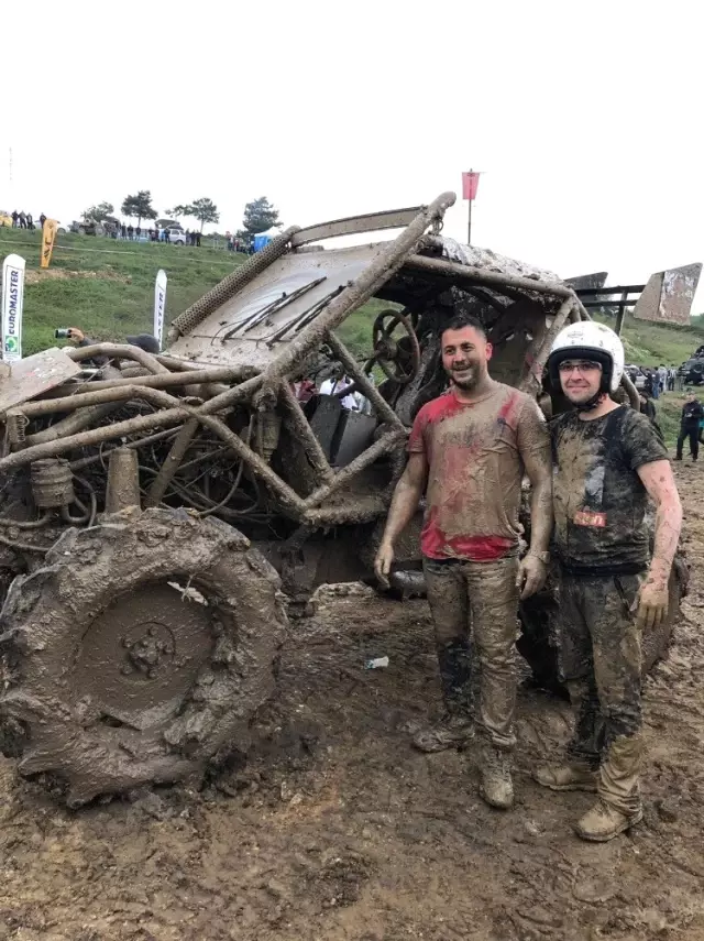 Off-Roadçıların Çamurla Mücadelesi Nefesleri Kesti Off-Roadçıların Çamurla Mücadelesi Nefesleri Kesti