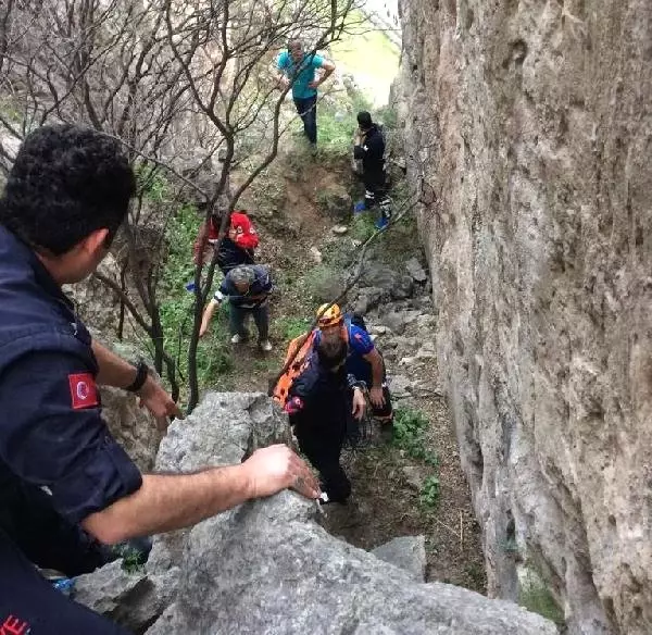 Ot Toplamak İçin Çıktığı Kayalıkta Mahsur Kaldı