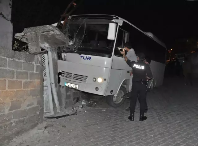 Park Halindeyken Kendiliğinden Hareket Eden Midibüs Duvara Çıktı Park Halindeyken Kendiliğinden Hareket Eden Midibüs Duvara Çıktı