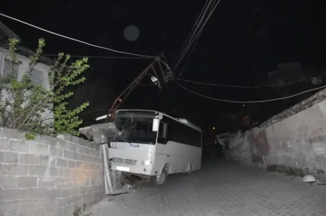 Park Halindeyken Kendiliğinden Hareket Eden Midibüs Duvara Çıktı Park Halindeyken Kendiliğinden Hareket Eden Midibüs Duvara Çıktı