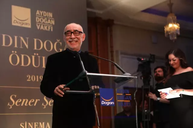 Şener Şen, '23. Aydın Doğan Ödülü'Nün Sahibi Oldu Şener Şen, '23. Aydın Doğan Ödülü'Nün Sahibi Oldu