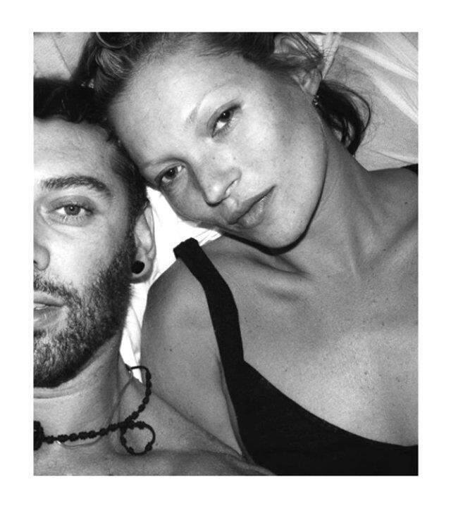 Ünlü Model Kate Moss, Mert Alaş'a Striptiz Yaptı!