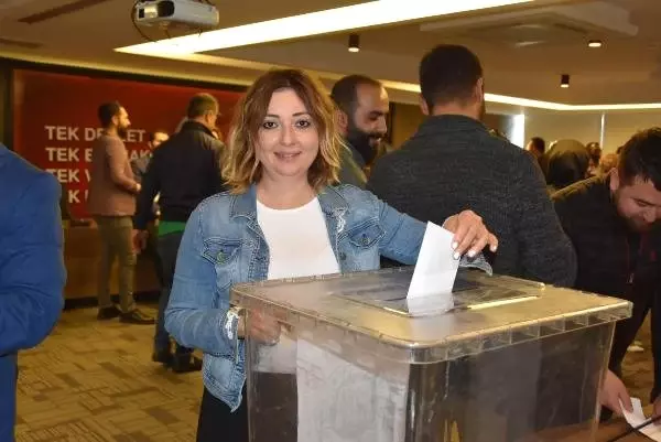AK Parti İzmir'de Yeni Başkan İçin Temayül Yoklaması Yapılıyor AK Parti İzmir'de Yeni Başkan İçin Temayül Yoklaması Yapılıyor